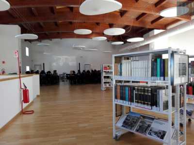 ...e file di sedie nere, quasi tutte occupate per un convegno. Gi�, perch� palazzo Rendella ospita continuamente incontri con gli autori, corsi di formazione, workshop, proiezioni ed eventi musicali